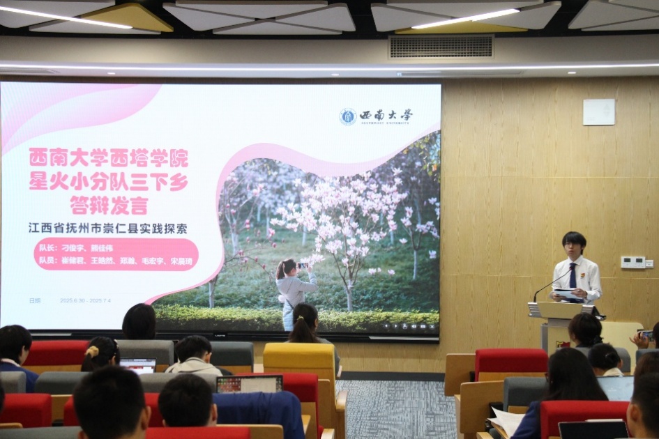 图片包含 人, 电脑, 桌子, 笔记本AI 生成的内容可能不正确。